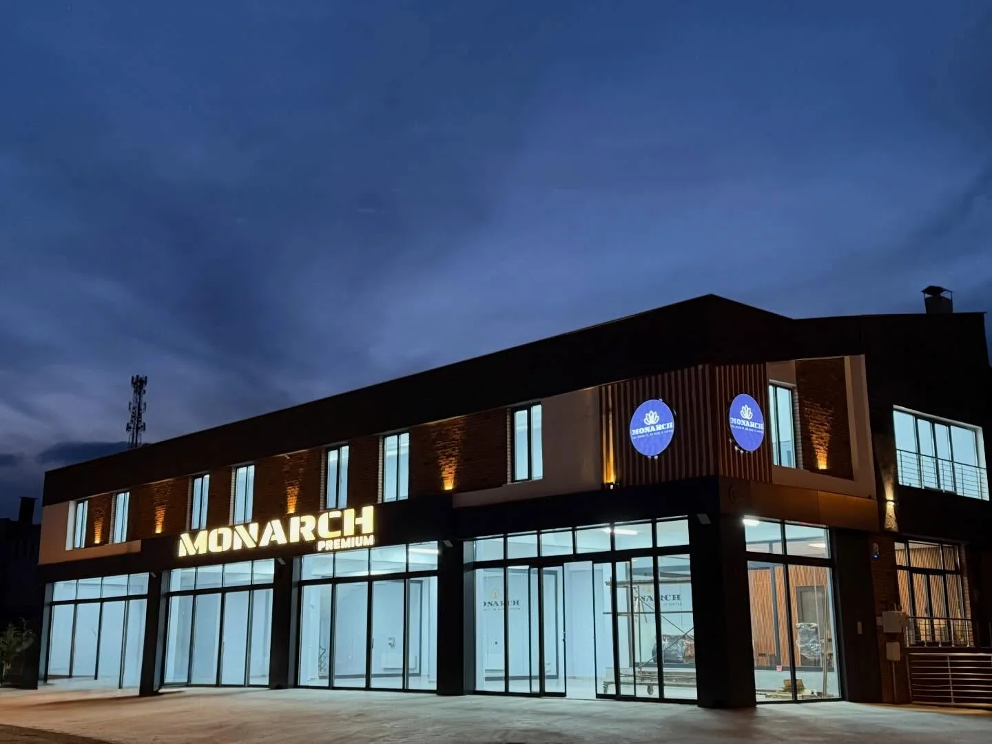 Monarch Premium atölyesinin aydınlatılmış dış cephesi.