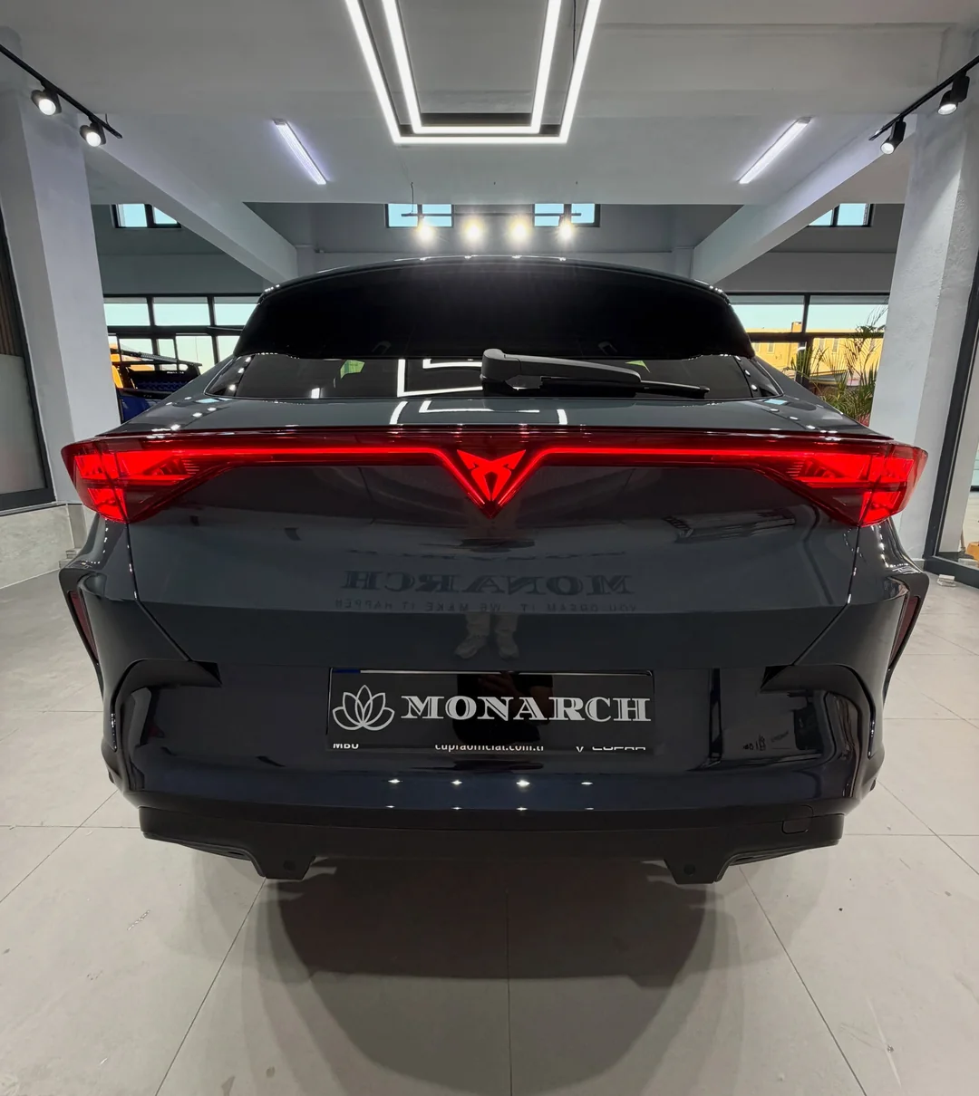 Monarch atölyesinde gri Cupra Formentor’un arka görünümü.