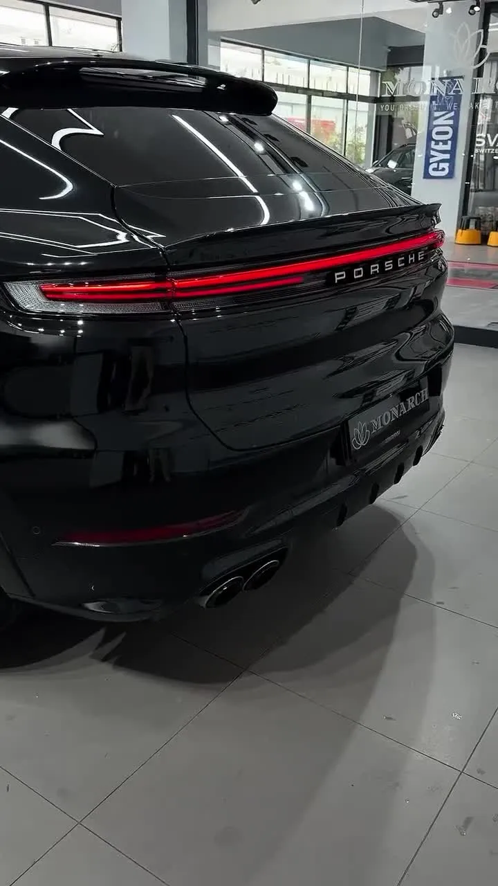 Monarch atölyesindeki siyah Porsche Cayenne’in arka görünümü.