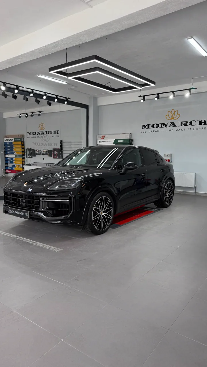 Instagram Reels kapak karesi: Monarch atölyesinde Porsche Cayenne.